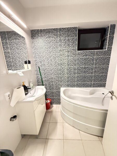 Unirii, Casa Poporului, birou 2 cam., parcare subterana inclusa, bloc 2012